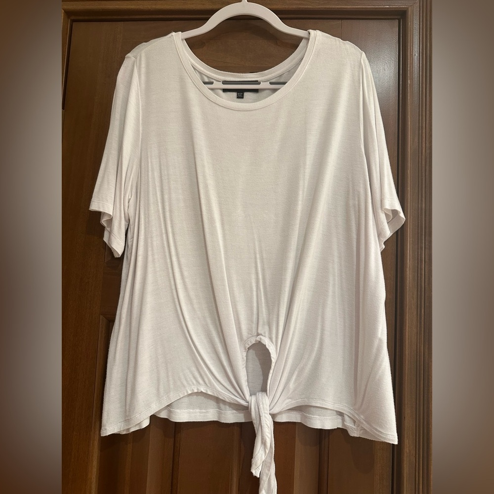Eloquii White Top short sleeve with front lower tie 18/20